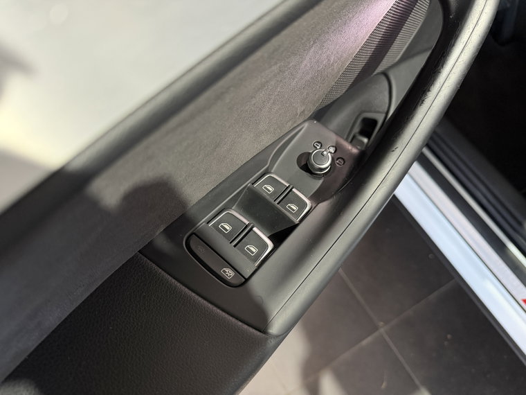 Vehicle Image 32