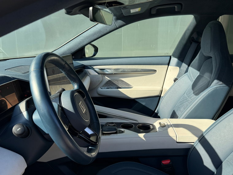 Vehicle Image 32