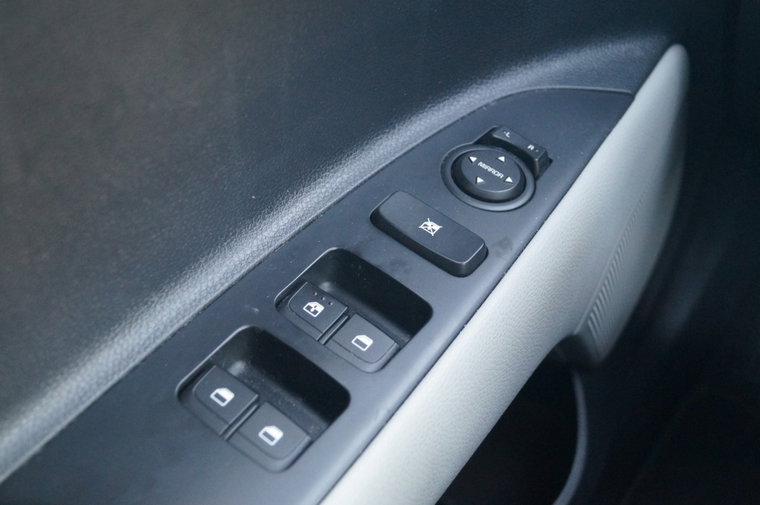 Vehicle Image 25