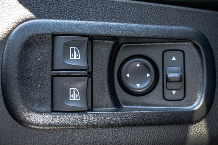 Vehicle Image 25