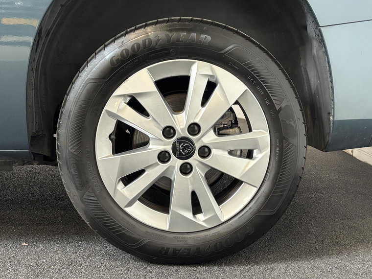 Vehicle Image 25