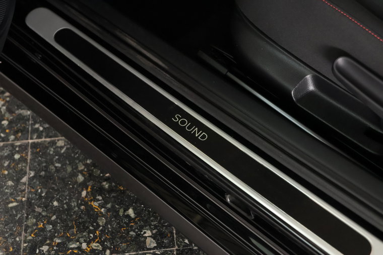 Vehicle Image 15