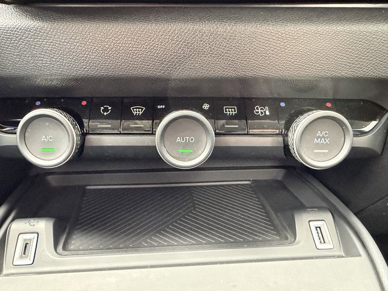 Vehicle Image 25