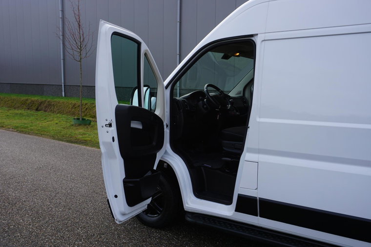 Vehicle Image 32