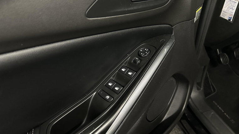 Vehicle Image 25