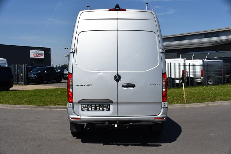 Vehicle Image 32