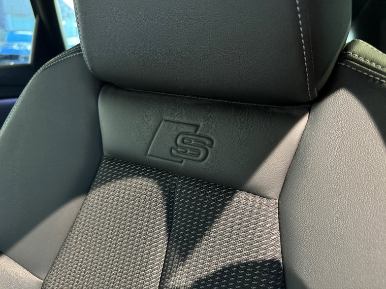 Vehicle Image 32
