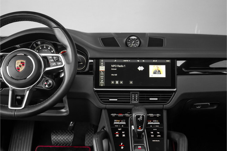 Vehicle Image 25