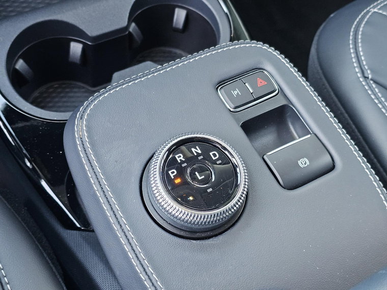 Vehicle Image 25