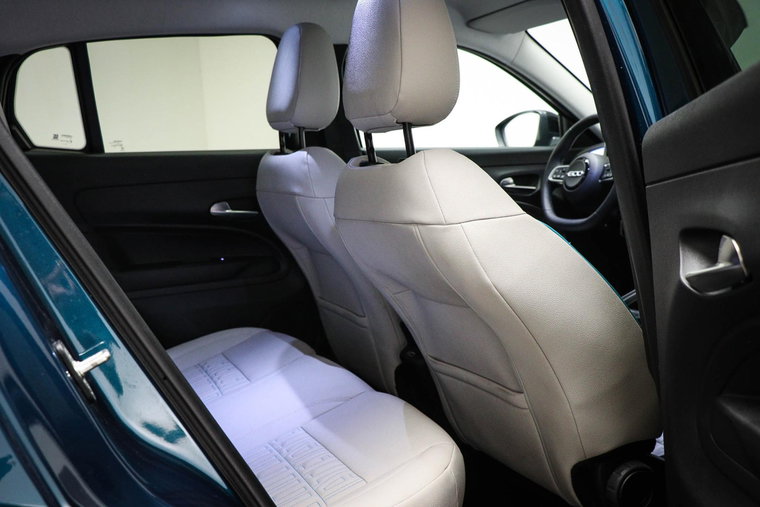 Vehicle Image 16