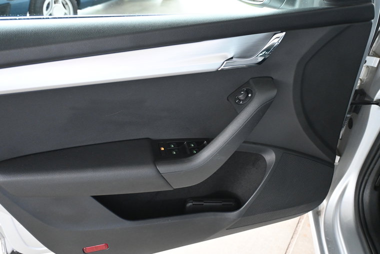Vehicle Image 32