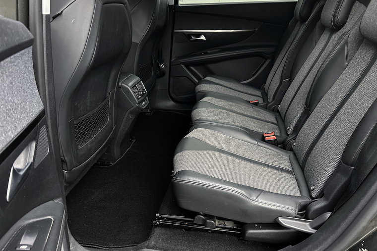 Vehicle Image 25