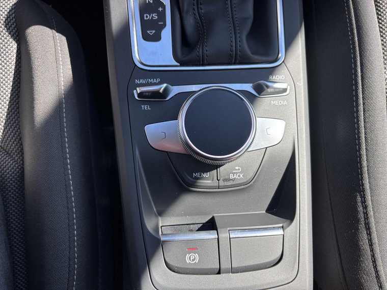 Vehicle Image 25