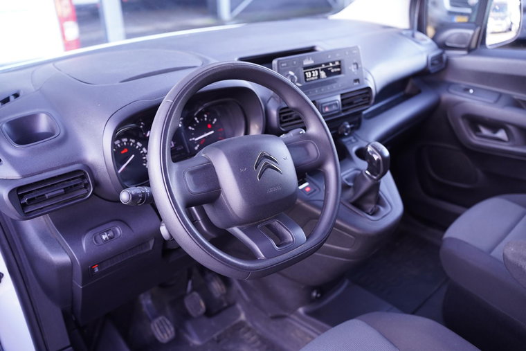 Vehicle Image 25