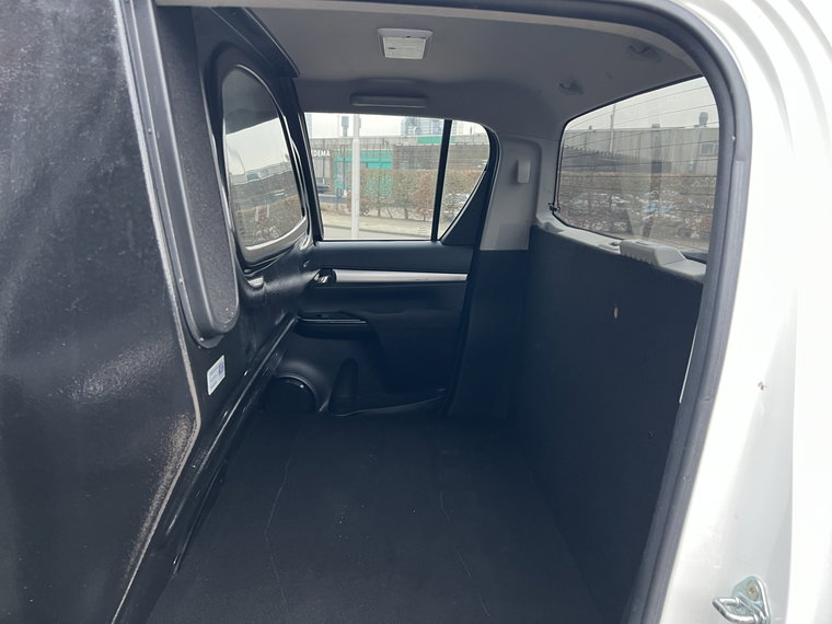 Vehicle Image 32