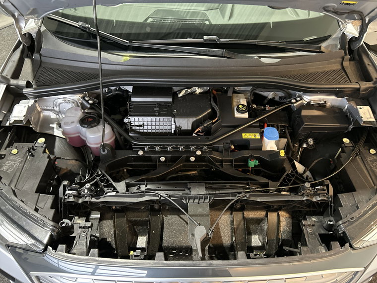 Vehicle Image 25