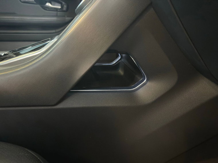 Vehicle Image 32
