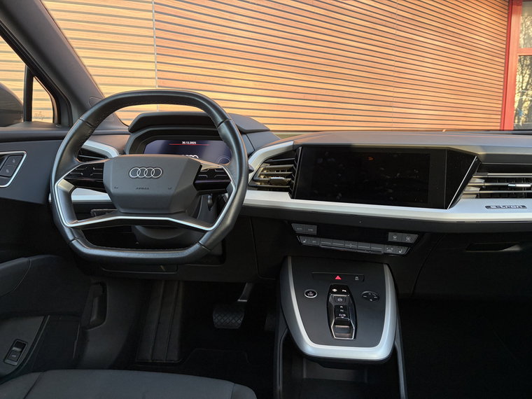 Vehicle Image 28