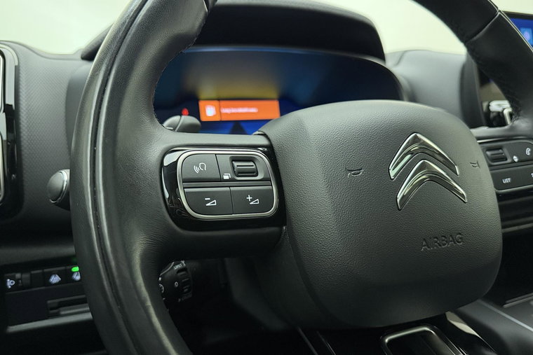 Vehicle Image 25