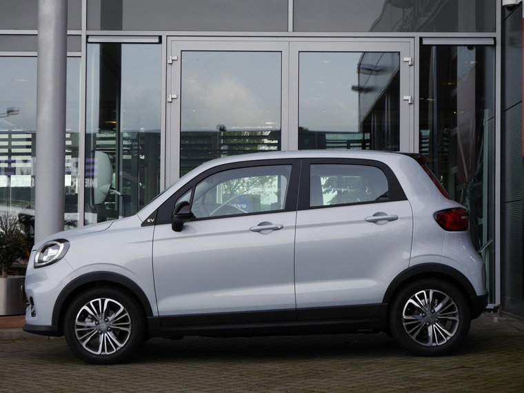 Vehicle Image 4