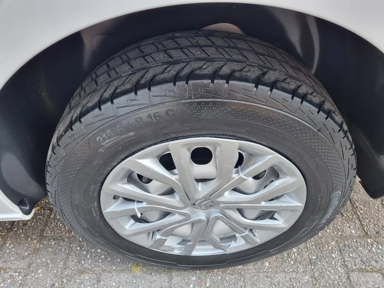 Vehicle Image 25