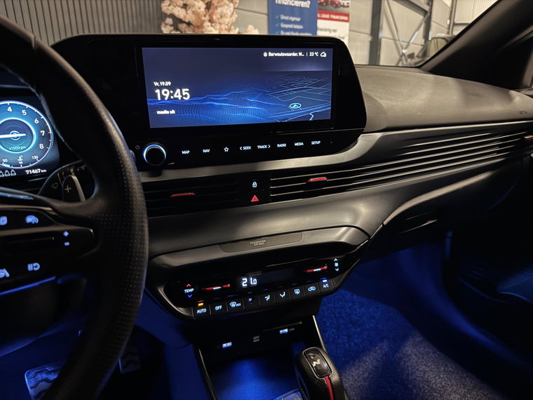Vehicle Image 25