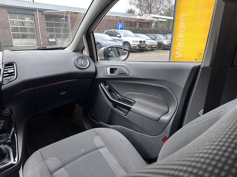 Vehicle Image 16
