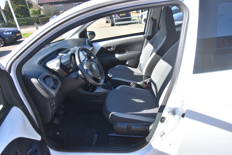Vehicle Image 16