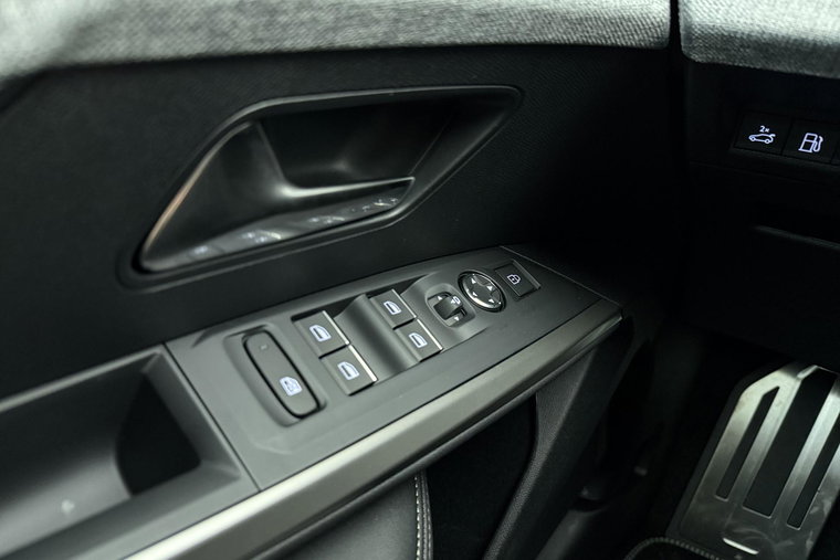 Vehicle Image 25