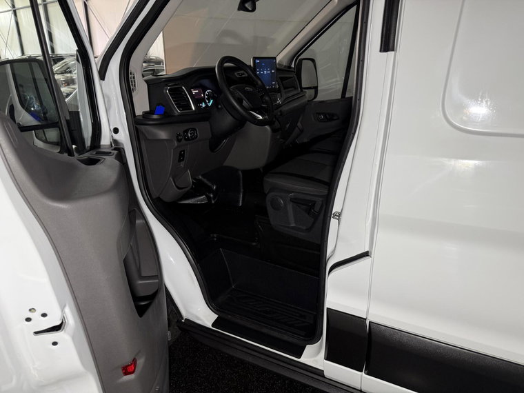 Vehicle Image 32