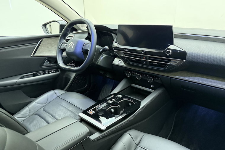 Vehicle Image 16