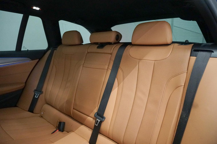 Vehicle Image 32