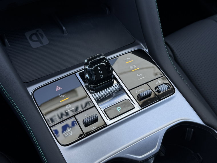 Vehicle Image 25