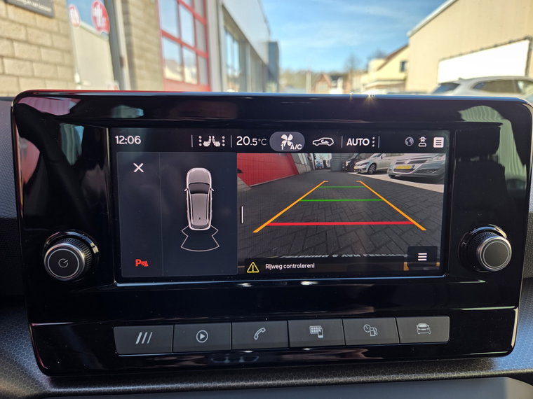 Vehicle Image 25