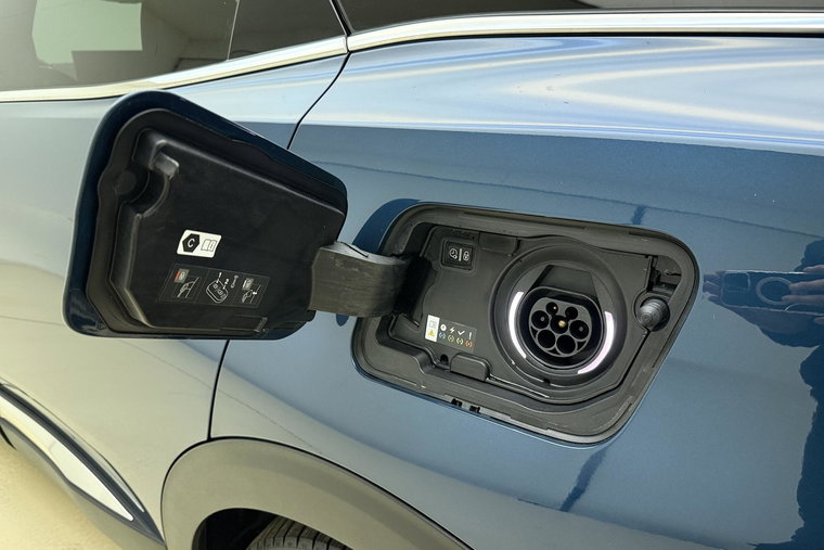 Vehicle Image 16