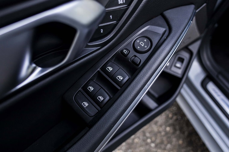 Vehicle Image 25