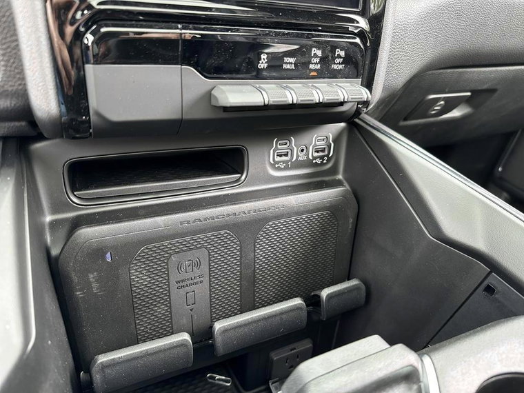 Vehicle Image 25