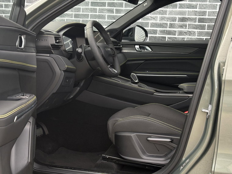 Vehicle Image 12