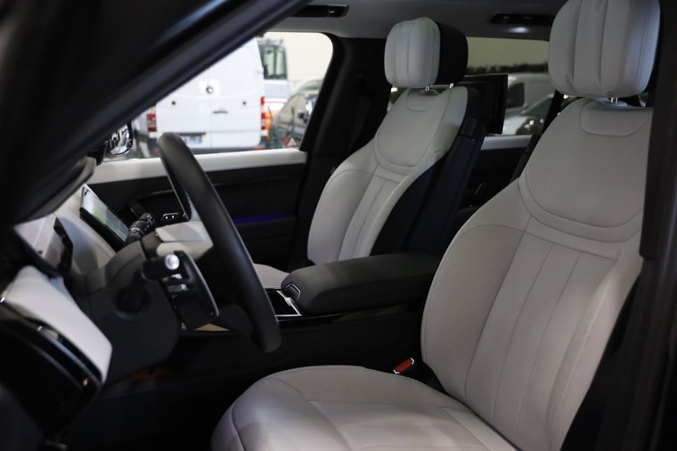 Vehicle Image 9