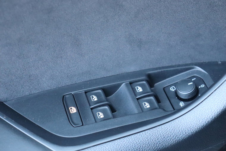 Vehicle Image 32