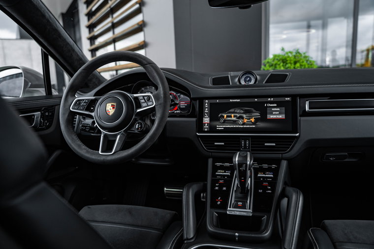 Vehicle Image 25