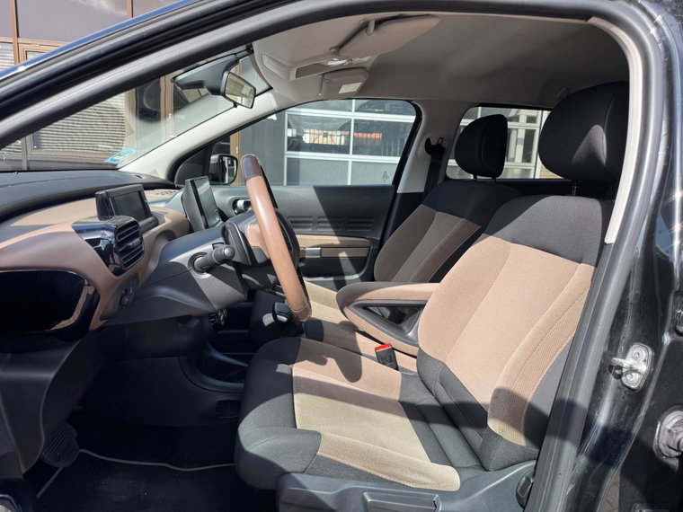 Vehicle Image 14