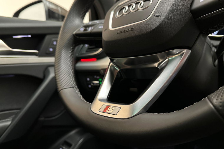 Vehicle Image 25