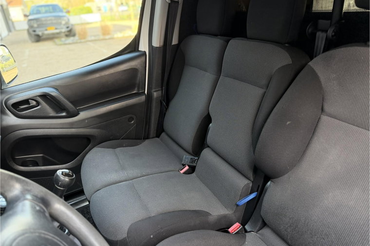 Vehicle Image 25