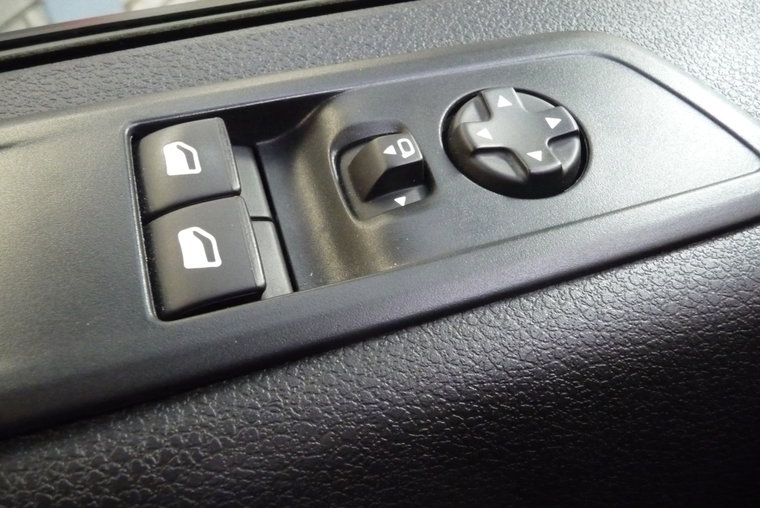 Vehicle Image 25