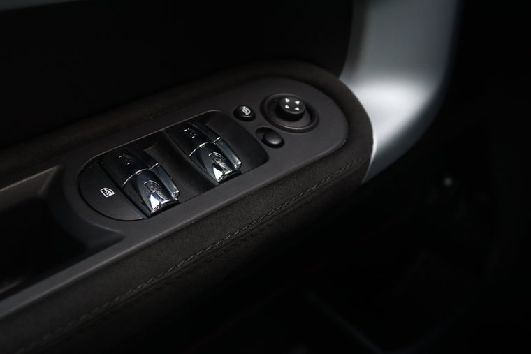 Vehicle Image 32