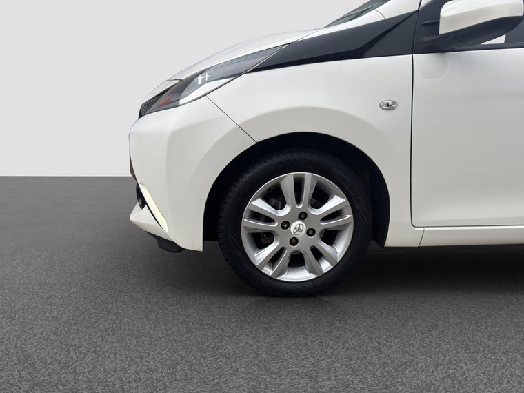 Vehicle Image 11