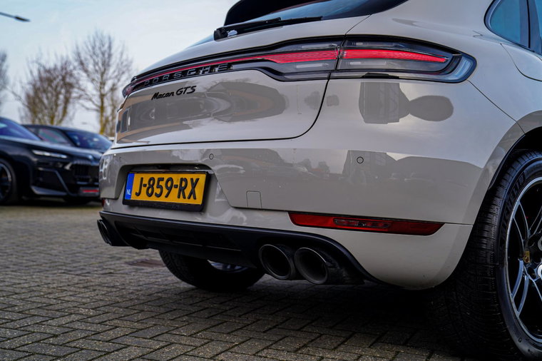 Vehicle Image 32