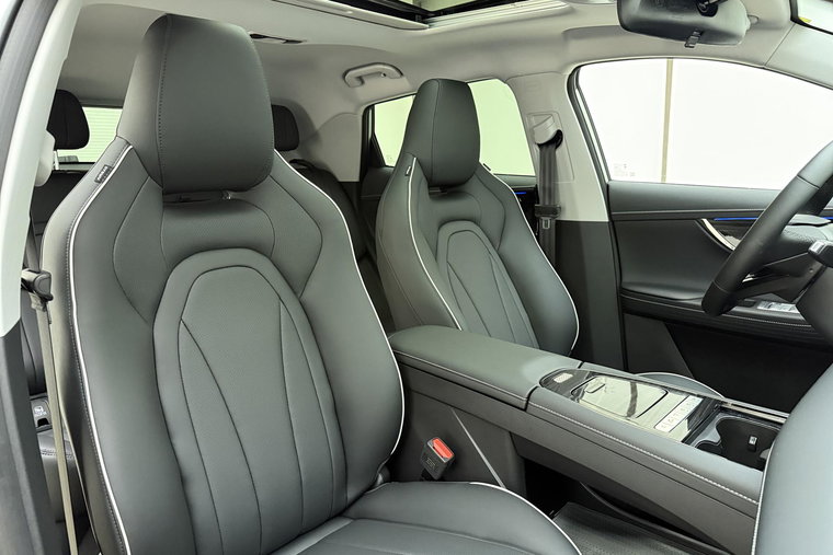 Vehicle Image 13