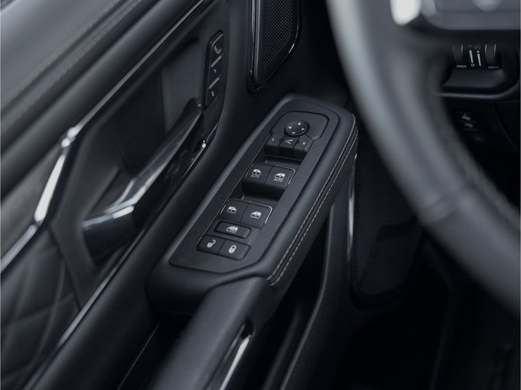 Vehicle Image 25